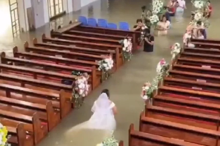 Vídeo: noiva cruza igreja alagada nas Filipinas e casamento viraliza