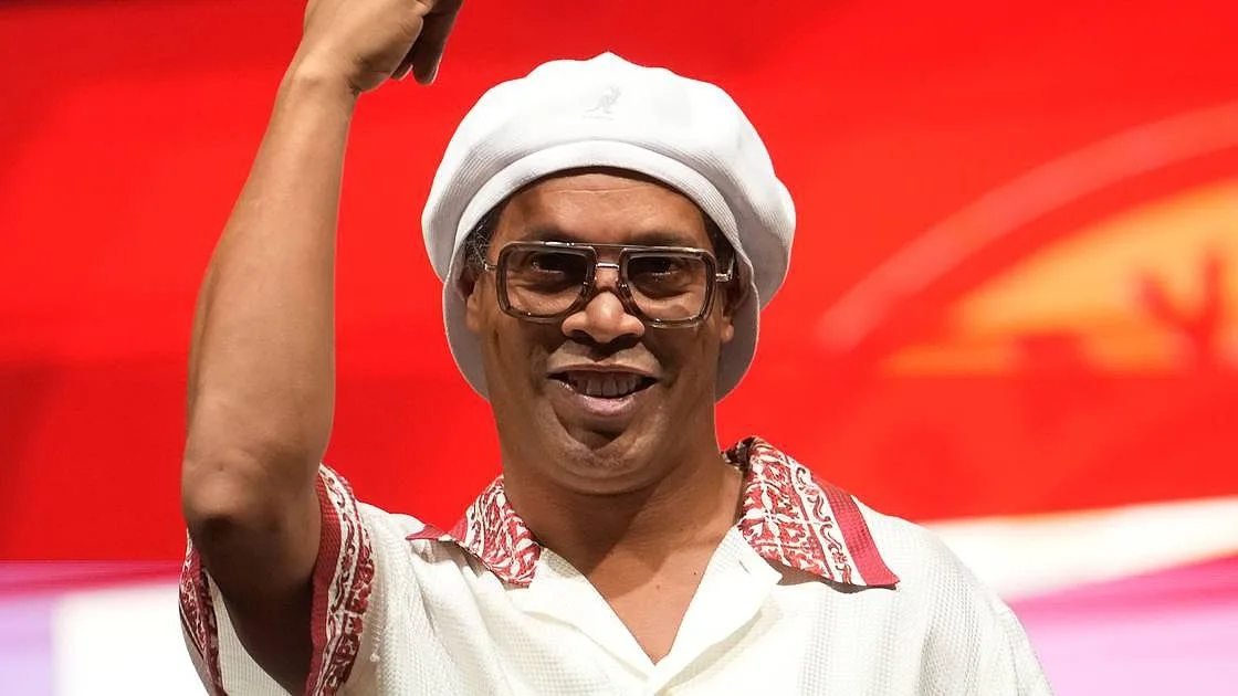 Ronaldinho regressa aos relvados aos 46 anos para tentar marcar o 300.º golo da carreira