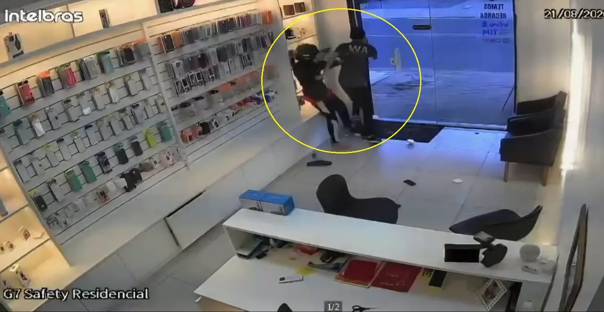 Homem é baleado ao defender o pai durante assalto a loja de celulares em Campos; vídeo
