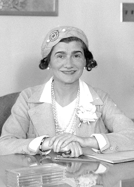 Coco Chanel e o nazismo: a moda de luxo a serviço da barbárie
