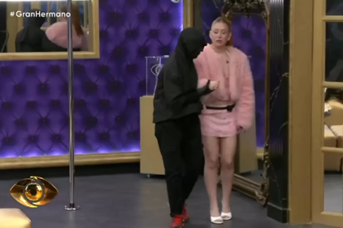 Brasileira resiste à expulsão e é retirada de Big Brother argentino à força