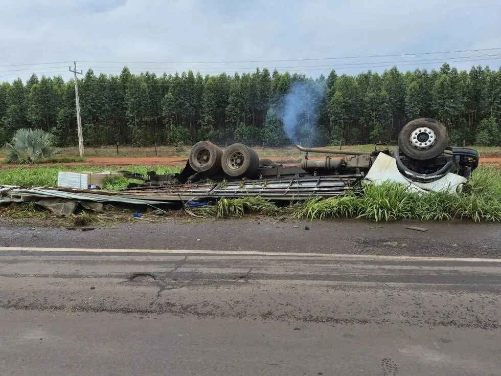 Homem morre preso às ferragens após tombar caminhão em Nova Alvorada do Sul