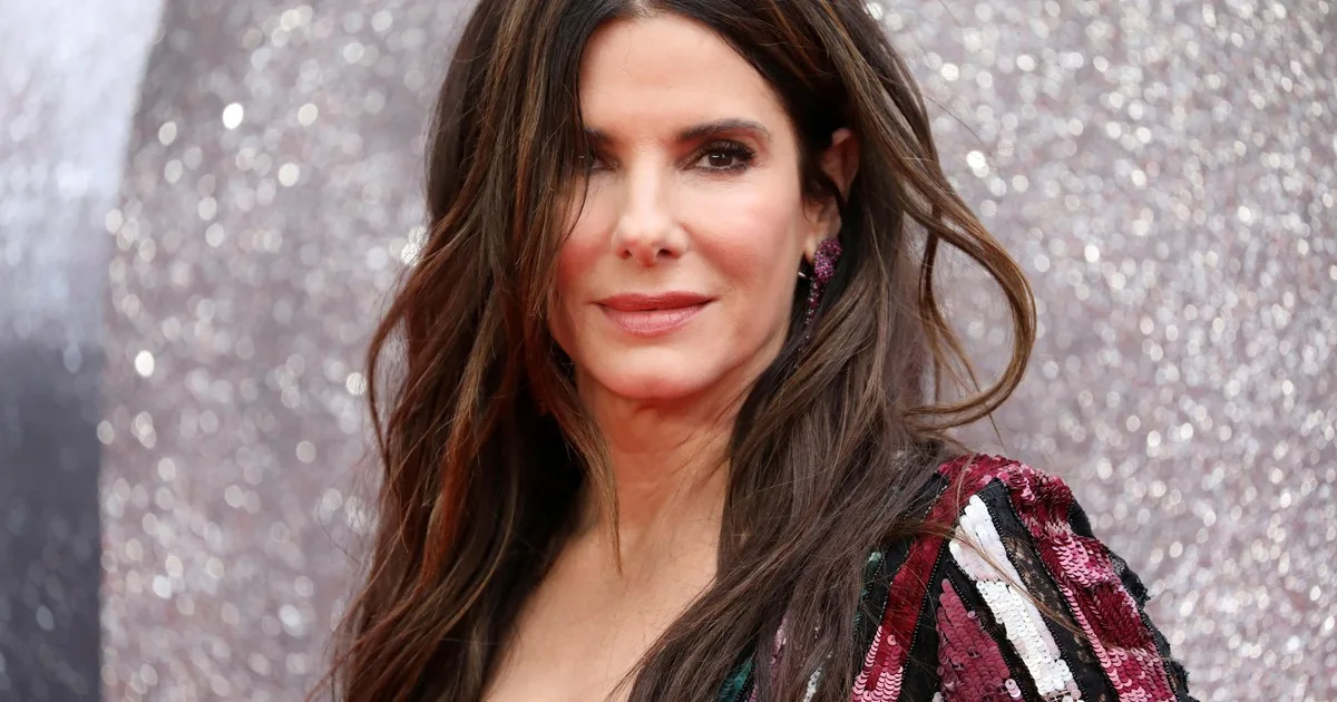Sandra Bullock, actriz de 62 años, sobre su dieta alta en proteínas: "Desayuno yogur griego y almuerzo una buena ensalada de pollo desmenuzado"