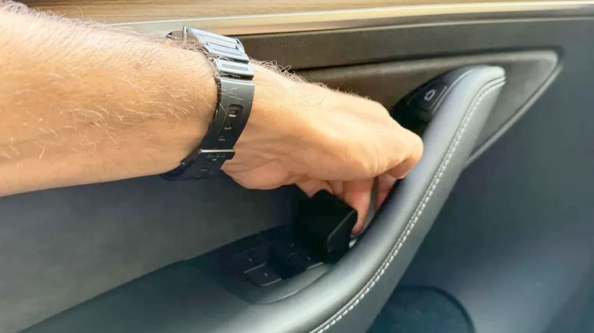 Tesla e marcas chinesas recolhem 4,3 milhões de carros: portas podem prender ocupantes