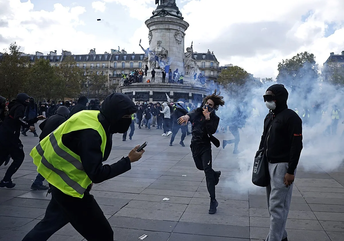 La indignación por el alto coste de la vida desborda e incendia las calles de Francia