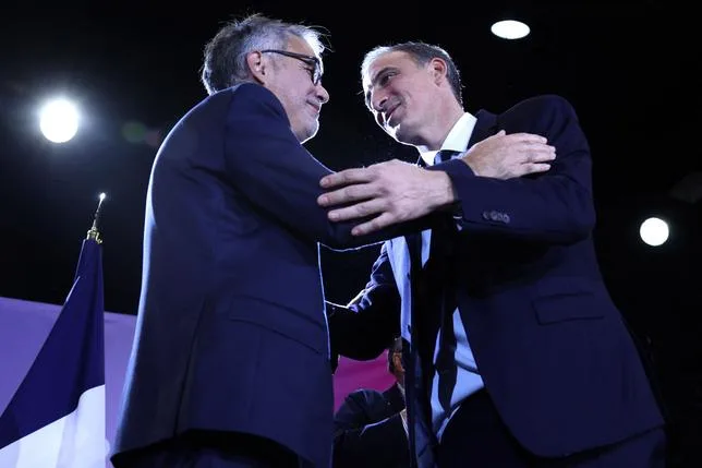Le PS survivait dans le coma, “Raphaël Glucksmann vient de débrancher les derniers tuyaux”