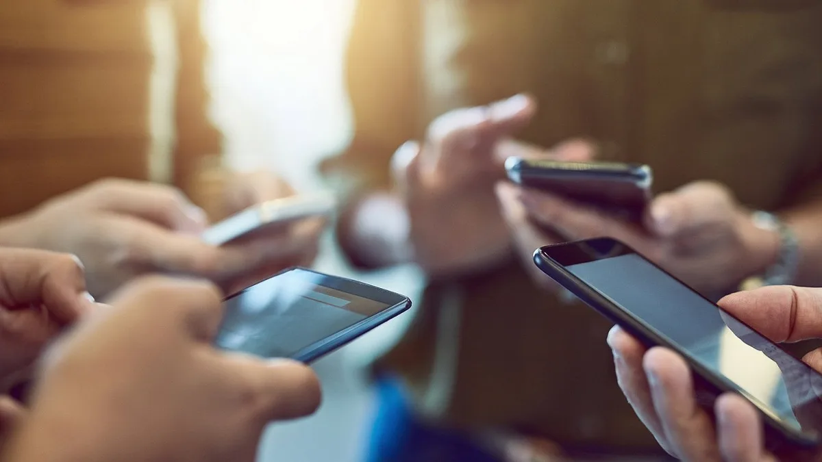 Do GPS às aplicações: O telemóvel sabe “muito mais sobre si do que imagina”, alertam especialistas em cibersegurança