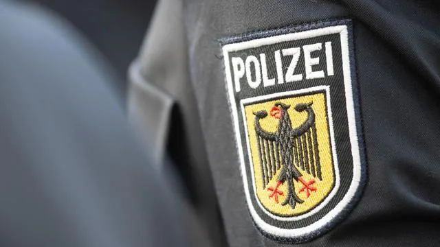 Frau erleidet Panikattacke: Mann bedroht Zugbegleiter und Fahrgäste