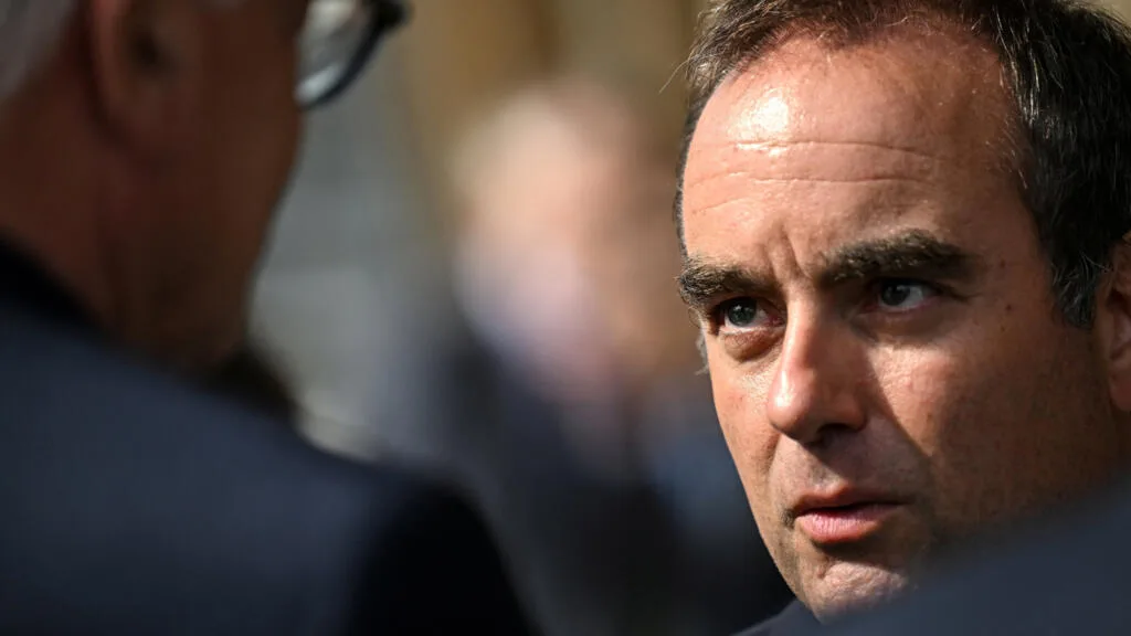 Incendies en Gironde: au Porge, Sébastien Lecornu annonce des mesures d'aide sous les huées