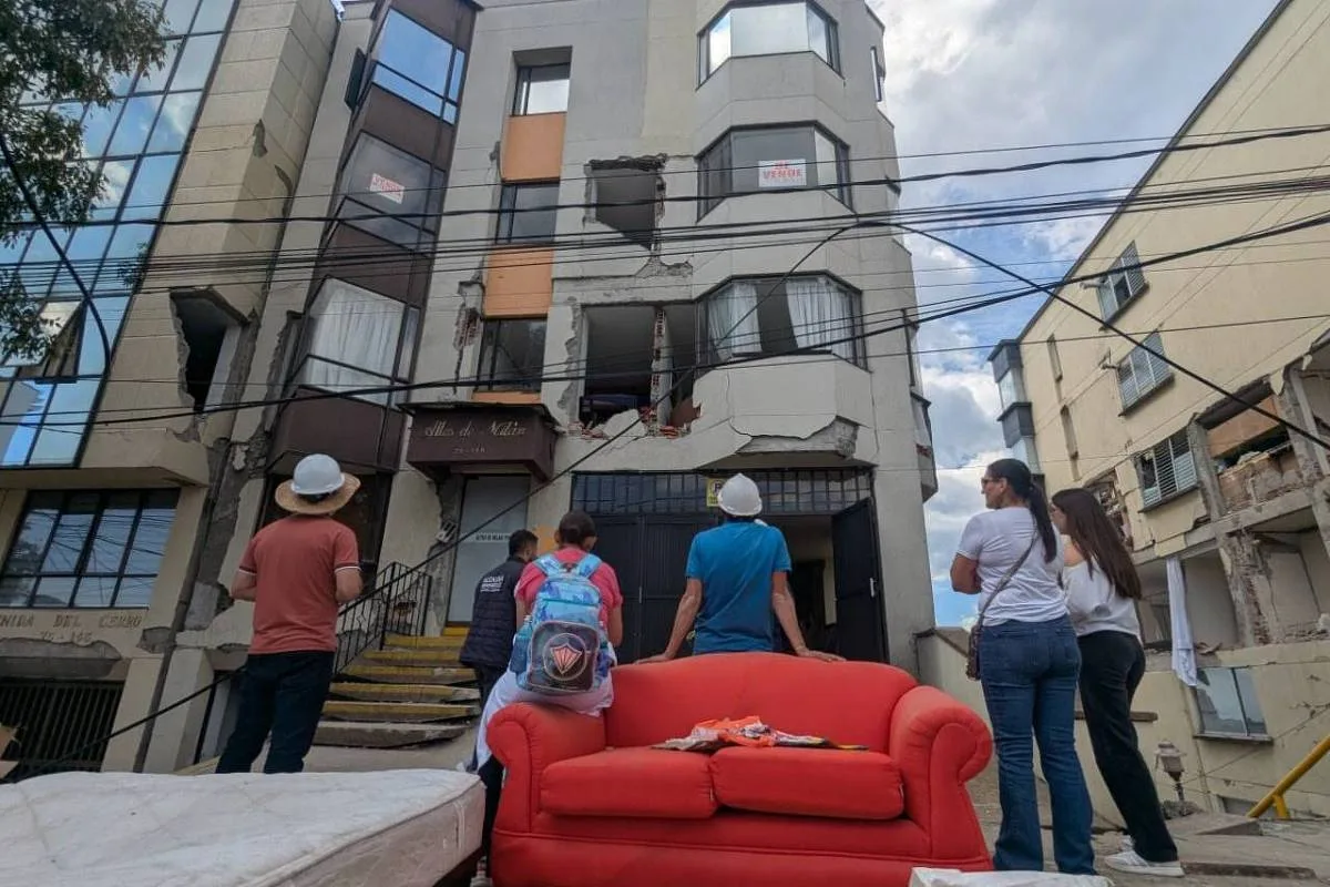 Moradores empilham itens nas ruas e marcam prédios danificados em área atingida pelo terremoto na Colômbia