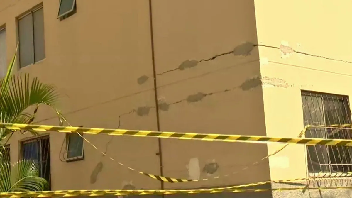 Às pressas, 16 famílias deixam prédio com rachaduras em Vila Velha