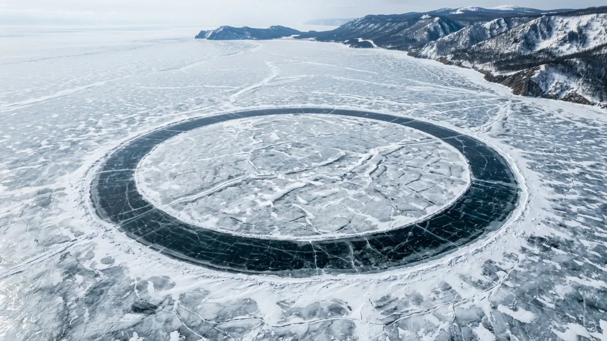 Anéis gigantes de até 7 km aparecem no gelo do lago mais profundo do planeta, podem ser vistos do espaço e escondem redemoinhos de água mais quente sob a superfície