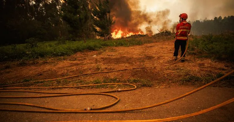Sete incêndios em Portugal mobilizam mais de mil bombeiros