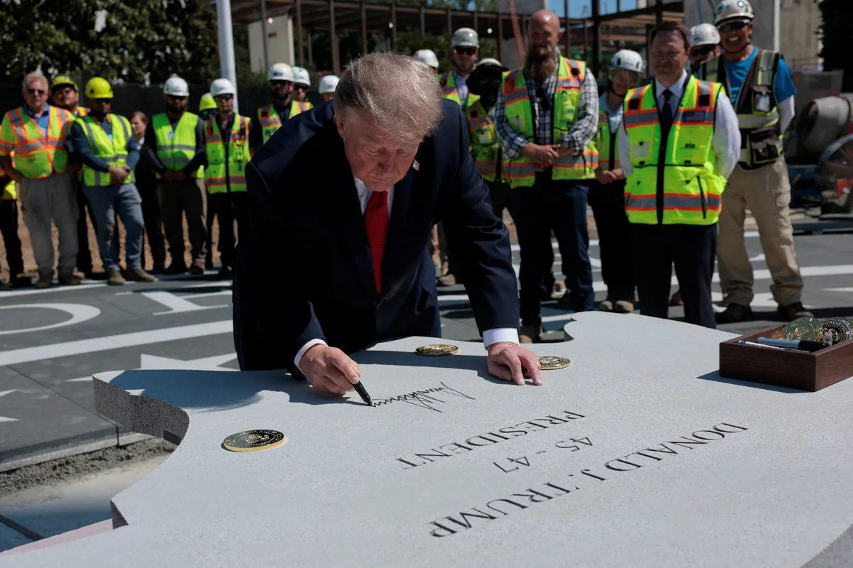Com popularidade caindo e em meio a impasse com Irã, Trump se volta a uma obsessão: reformar a Casa Branca