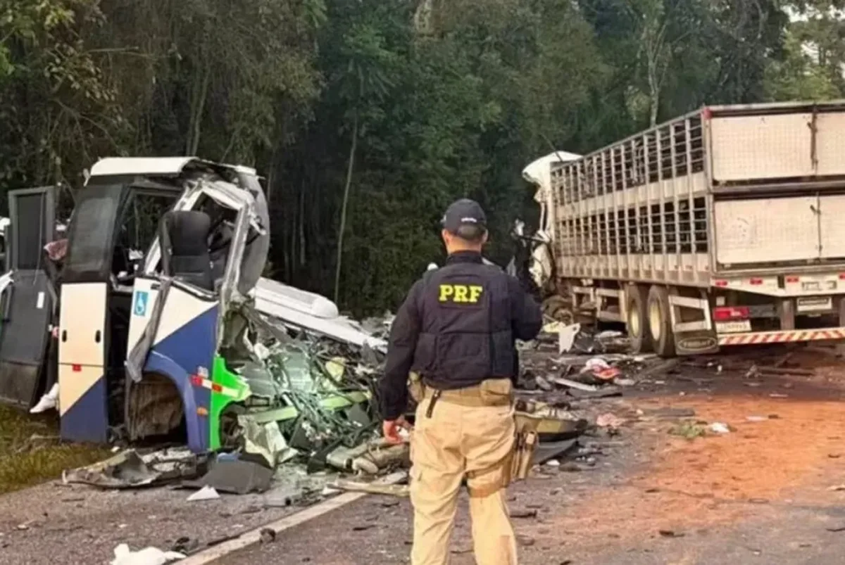 Accidente en Brasil: al menos 23 personas murieron tras un choque frontal entre un micro y un camión