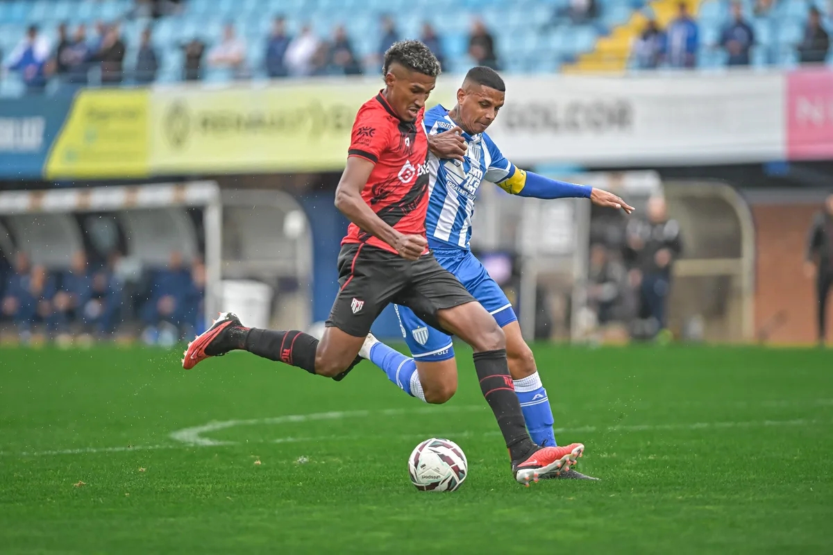 Derrota para Atlético-GO e sequência difícil pela frente preocupam Avaí