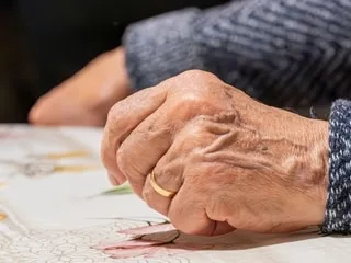 Quarante ans après, il retrouve l’alliance perdue de son père dans le jardin de son enfance