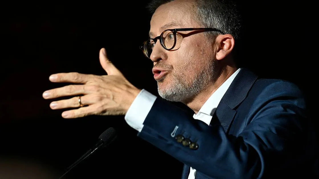 França "parou e voltou atrás" no sistema de depósito com reembolso para garrafas de plástico? A SIC Verifica