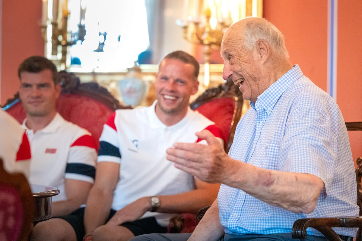 Rei Harald V, da Noruega, é hospitalizado aos 89 anos, em meio a crise na família real