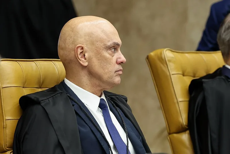As reações de Alexandre de Moraes e André Mendonça durante fala de Fachin no julgamento do STF