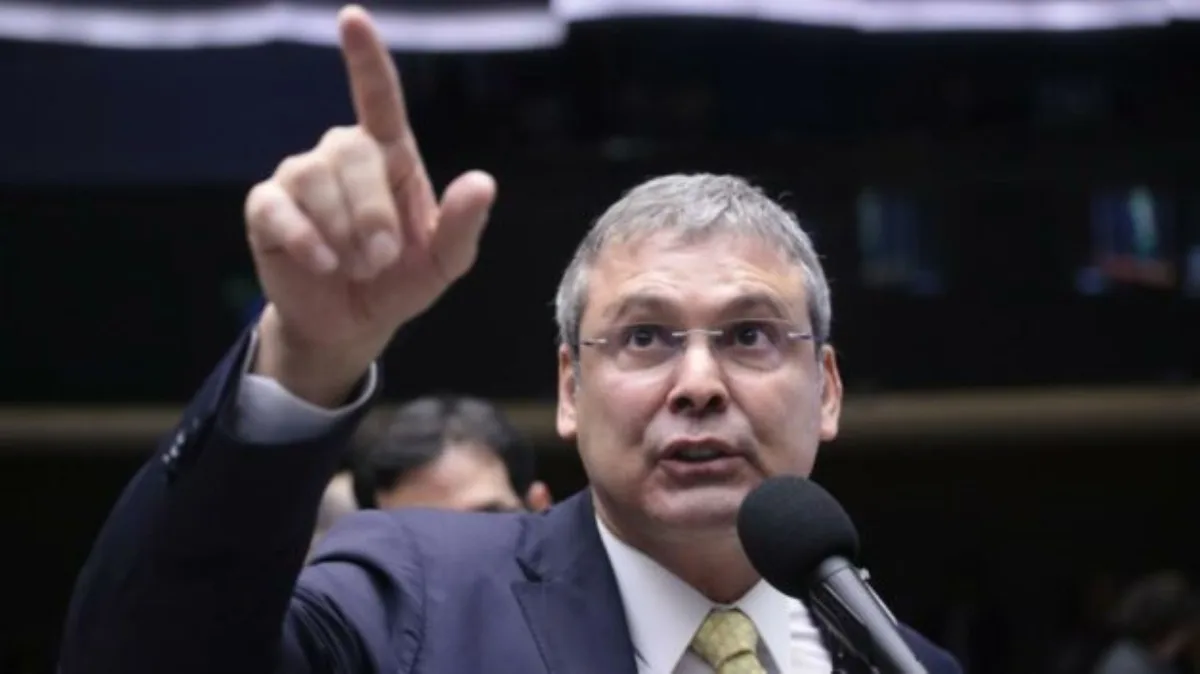 Lindbergh aciona PF e pede acareação de Flávio e Renan