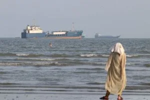 Irã diz que petroleiro com mais de 2 milhões de barris explodiu após atingir mina