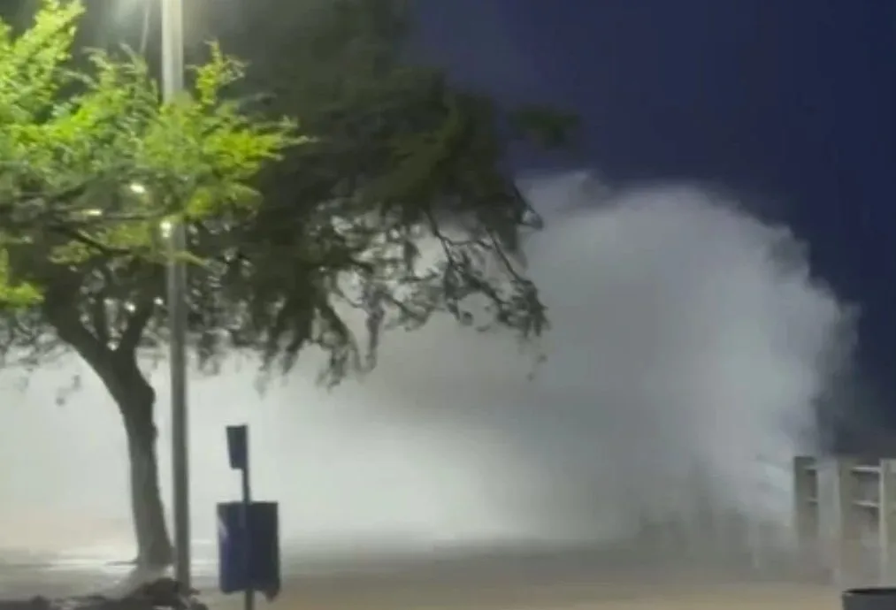 VIDEO: intensas ráfagas de viento provocaron fuerte oleaje en el Lago de Maracaibo