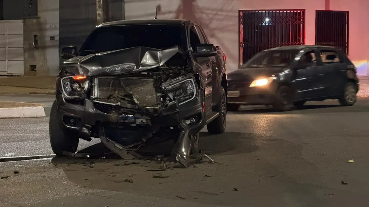 Motorista sem CNH fica ferido após invadir preferencial e bater em outro carro em Boa Vista