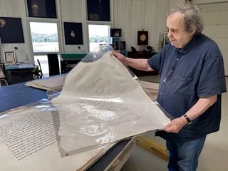 Sa couverture pèse 150 kilos : voici le livre le plus lourd et le plus cher du monde (et il est en France)