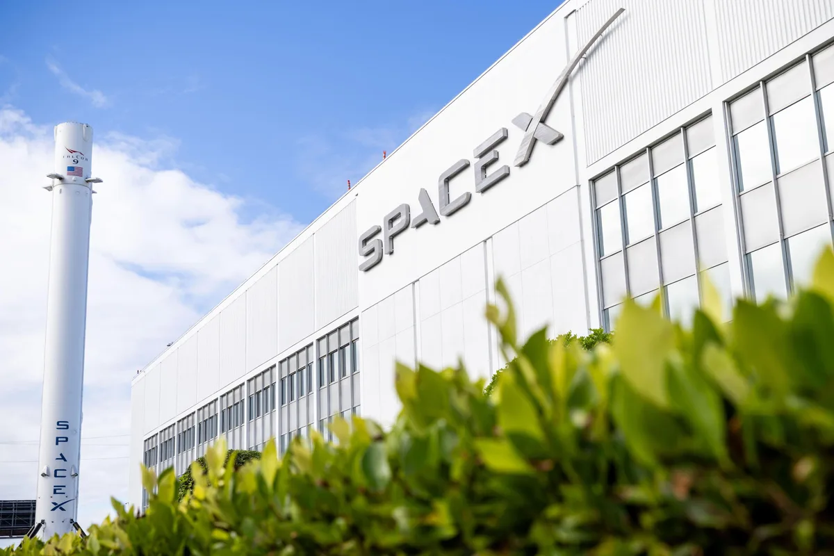 SpaceX takes aim at US wireless carriers with spectrum acquisition