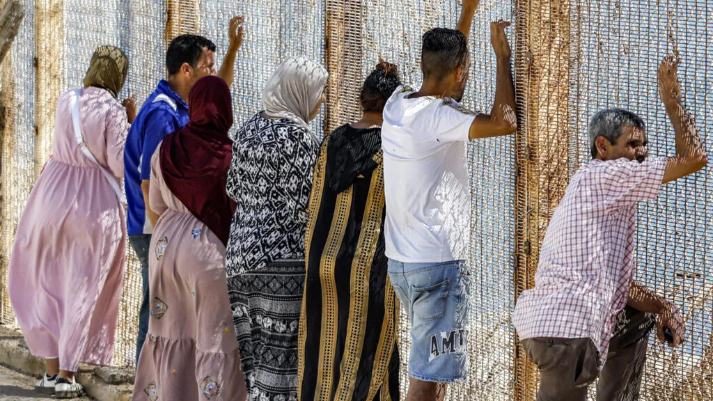À la frontière de Ceuta, des familles marocaines à la recherche de leurs enfants disparus