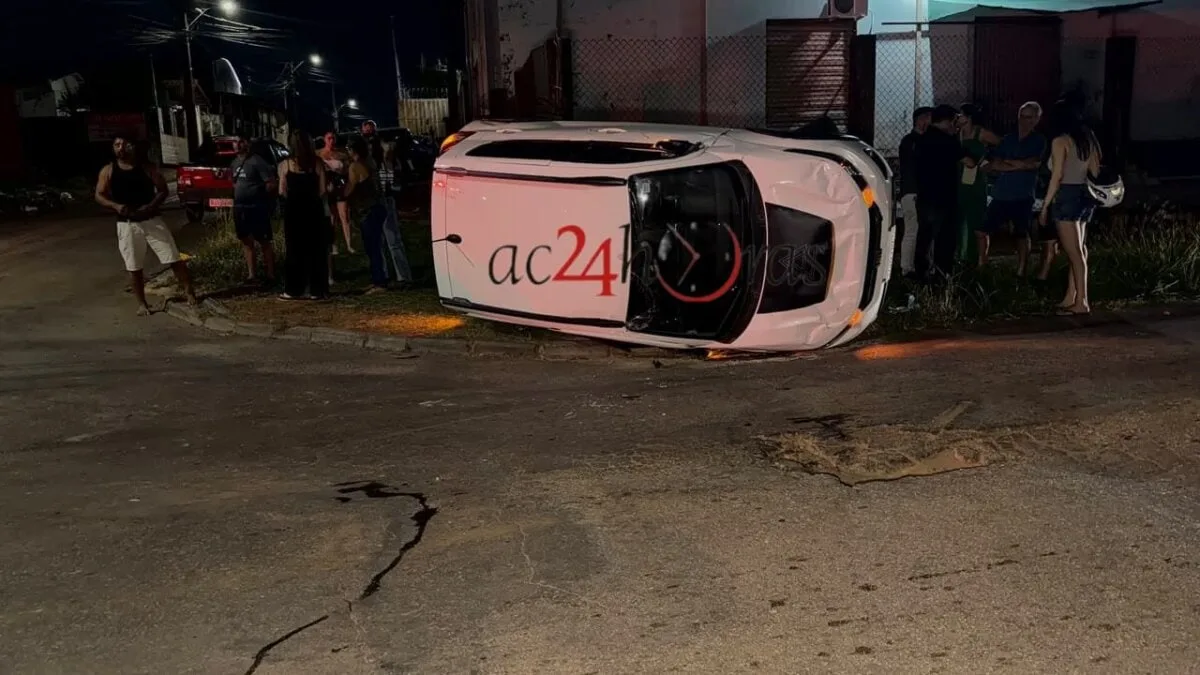 Carro tomba após colisão em cruzamento no bairro Placas