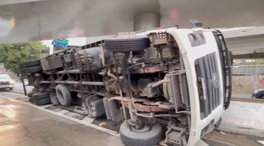 Caminhão de 15 toneladas tomba e interdita corredor de ônibus na Avenida Eusébio Matoso, em SP