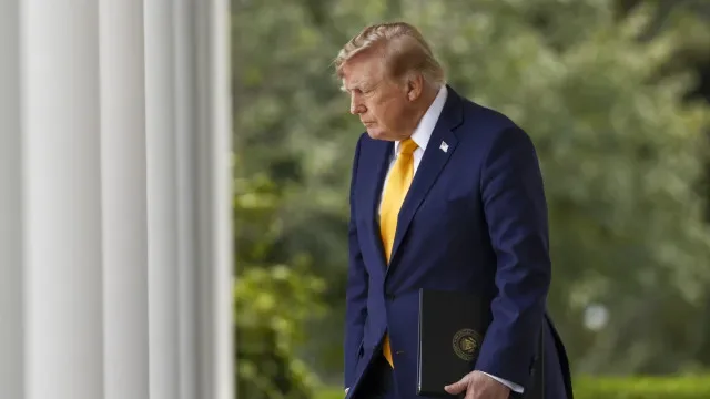 Trump ameaça Irão se voltar a minar rota vital do petróleo