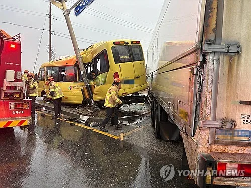 스쿨버스 추돌 13명 다치게 한 60대, 항소심 집유…12명과 합의