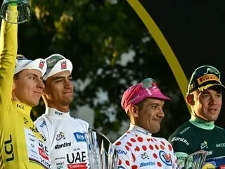 Vers une grande nouveauté dans le cyclisme : un cinquième maillot distinctif prochainement introduit malgré la polémique