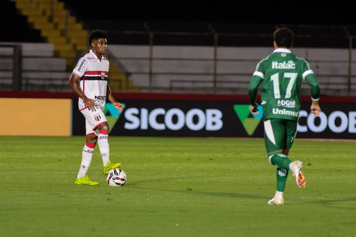 Botafogo-SP renova com o volante Yuri por mais três temporadas