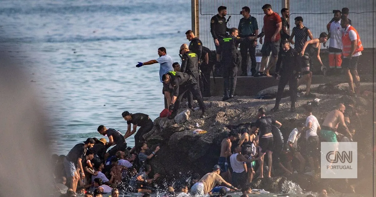 O verão do nosso descontentamento. Ceuta vive uma crise humanitária numa das fronteiras da Europa