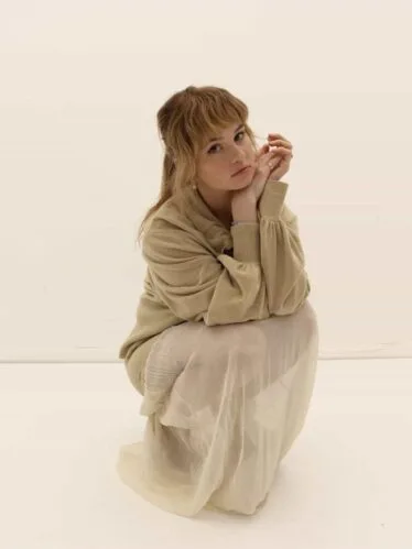 Debby Ryan revela problema de saúde que a deixou seis meses em reabilitação: “Mudou a minha vida” (Foto: Reprodução/ Youtube)
