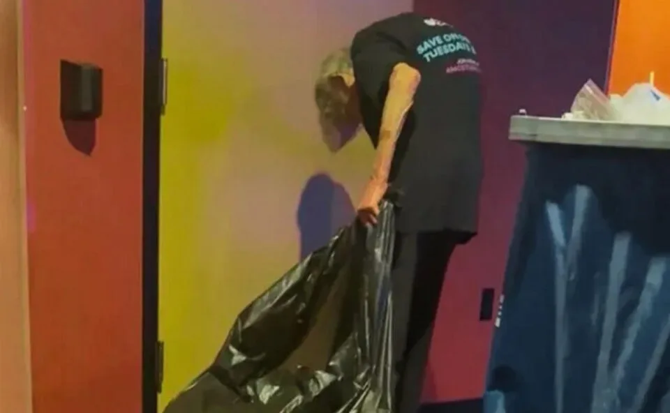 Jovem de 21 anos arrecada R$ 800 mil para idosa de 85 anos que trabalhava em cinema se aposentar