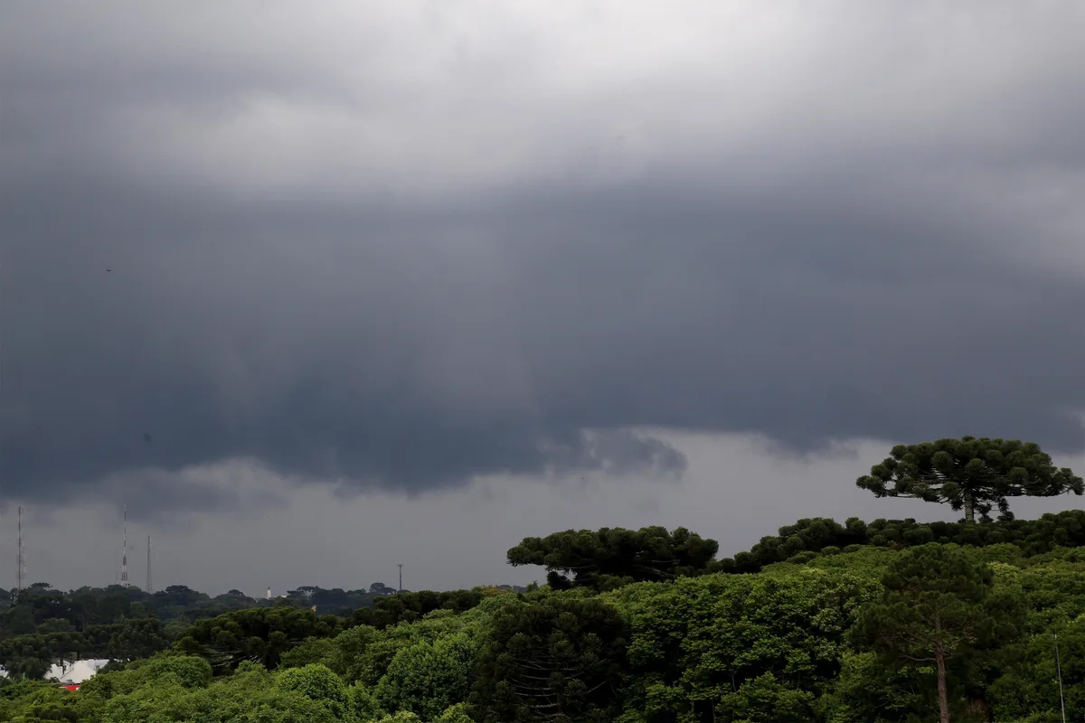 Paraná tem alerta de tempestade para o fim de semana, com risco de granizo e ventos fortes; veja a previsão do tempo