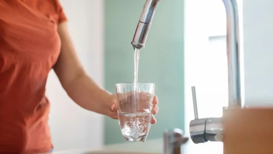 Gobierno descarta solicitar aumento en las tarifas del agua en Costa Rica y promete no trasladar ineficiencias a los usuarios