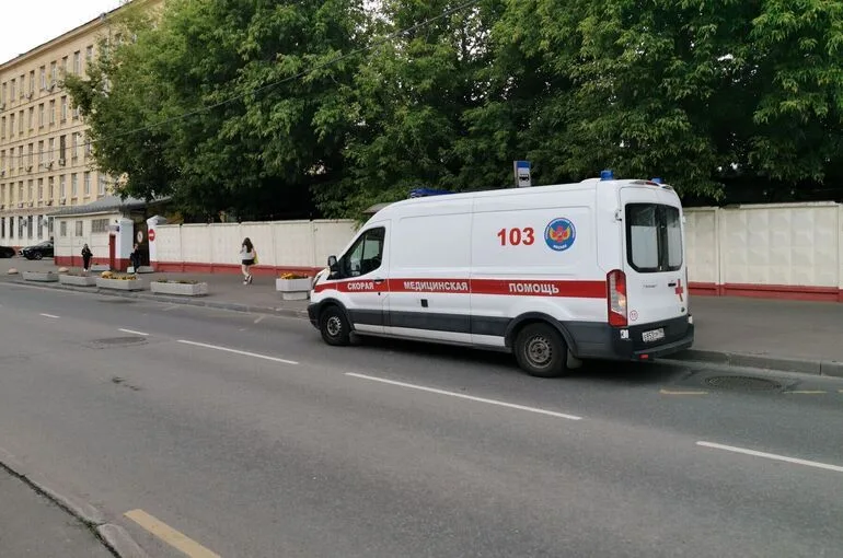 При возгорании автомобиля в Петербурге погиб человек