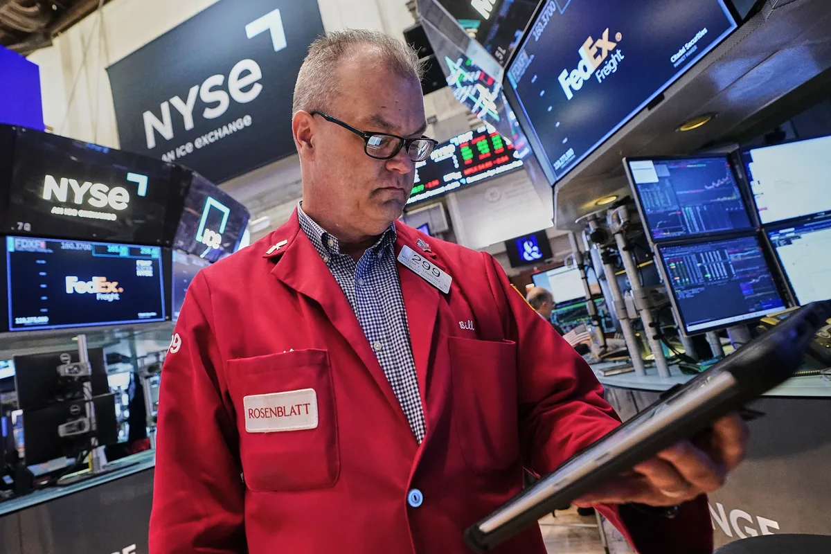 Mal clima: el riesgo país toca el valor más alto en un mes y las acciones caen hasta 6% en Wall Street