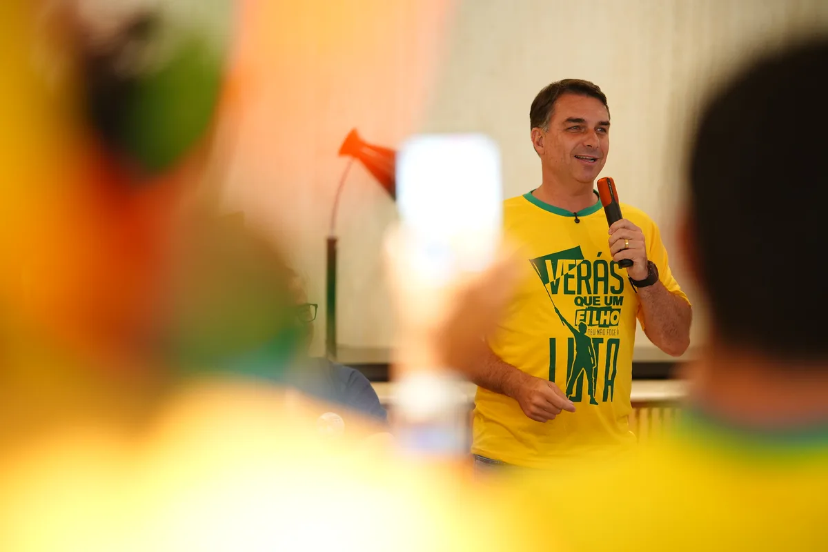 “Ato de desespero”, diz Flávio sobre reajuste do Bolsa Família