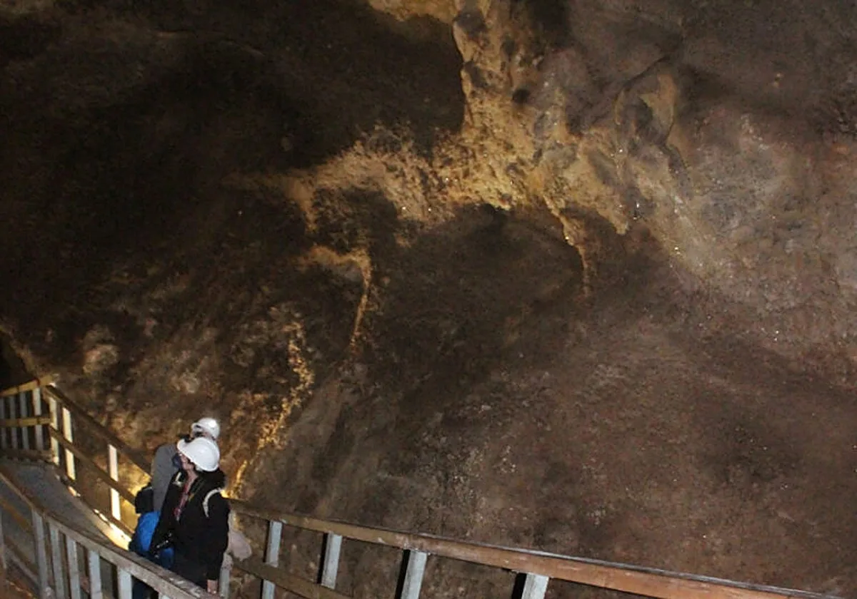 La cueva escondida bajo Córdoba que se descubrió en 1945 y tiene ocultos tres lagos