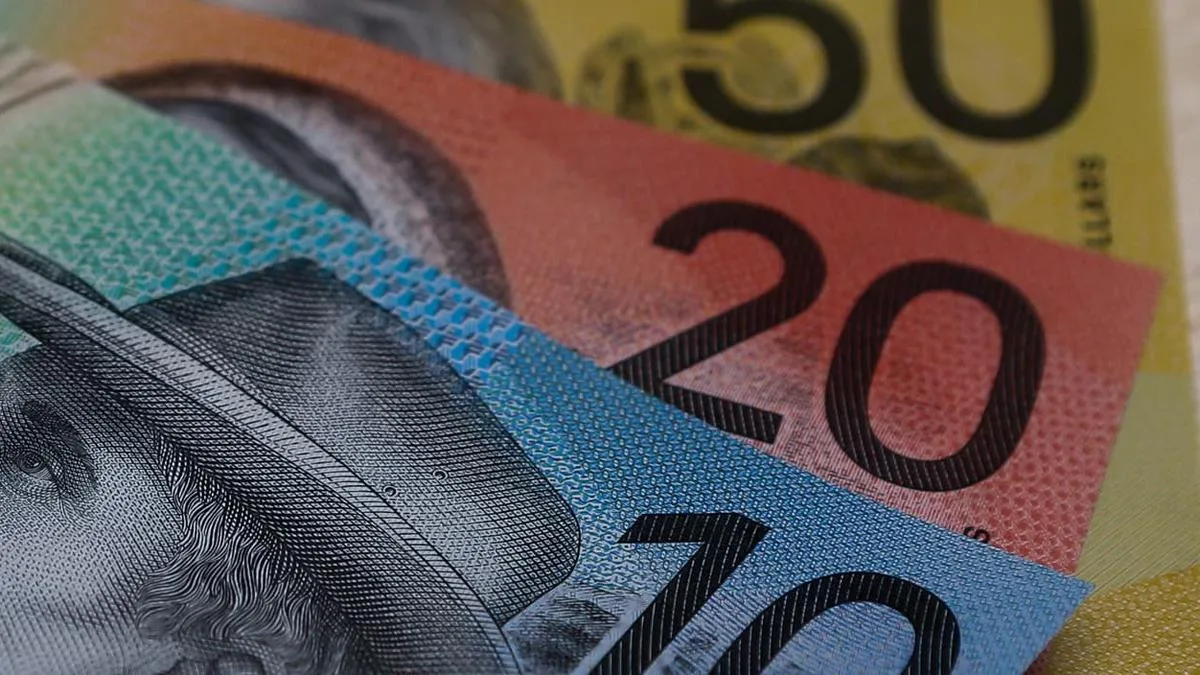 Real wages drop as Commonwealth Bank finds pay rises fail to match inflation