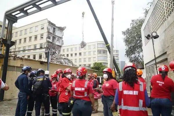 Recuperan cinco cuerpos entre los escombros del Hospital Universitario del Valle tras el terremoto