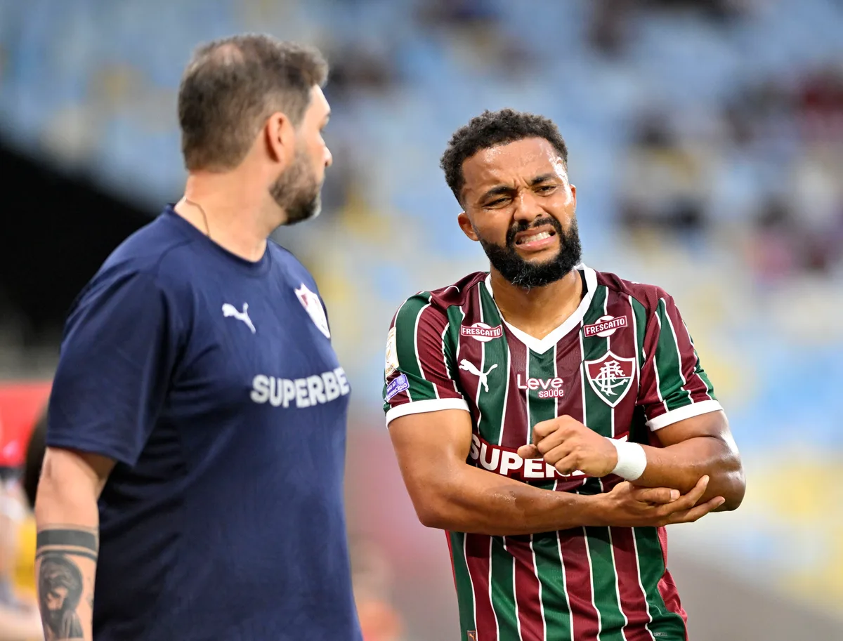 Samuel Xavier, do Fluminense, fará tratamento conservador para recuperar luxação no ombro