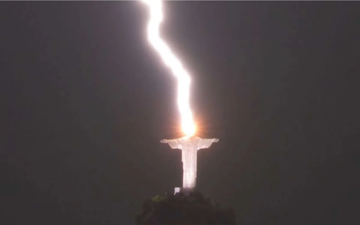 Le jour où un orage banal a envoyé la foudre sur le Christ de Rio et signé une photo historique